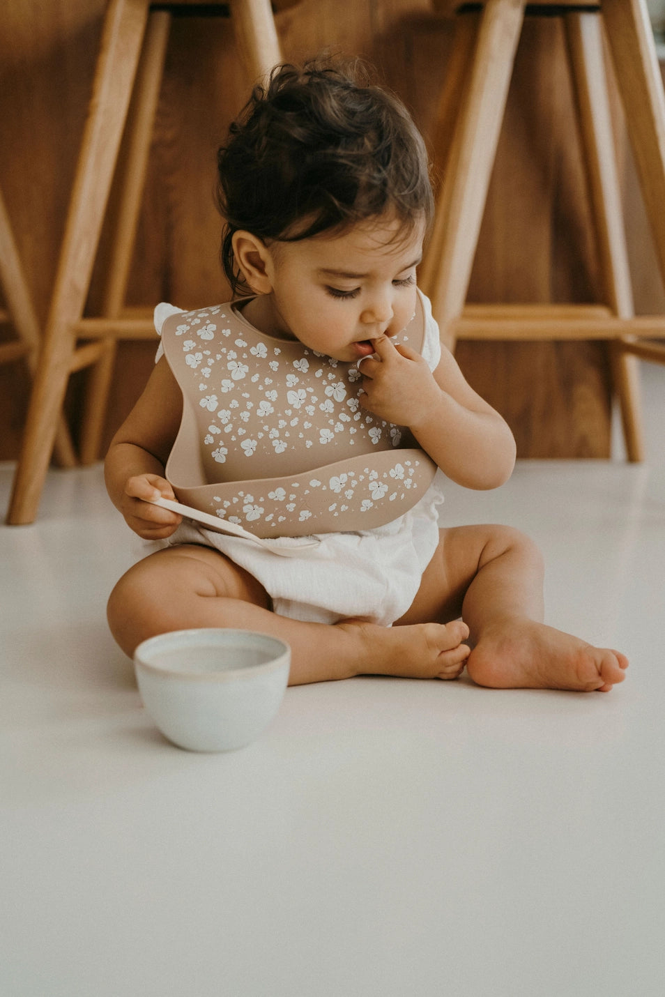 Bavoir en silicone Pois de senteur Camel